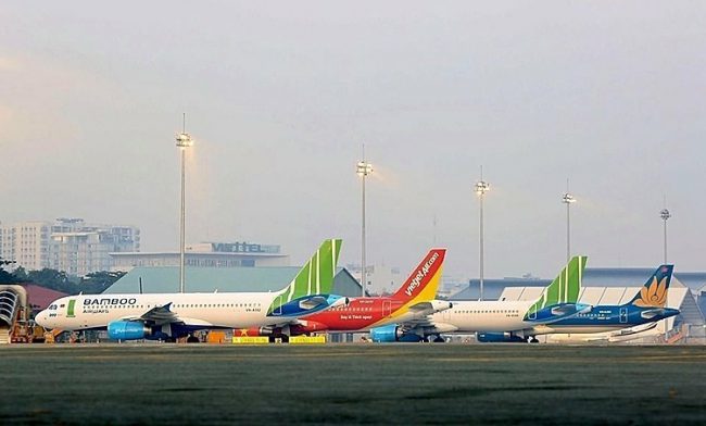 Máy bay của các hãng hàng không Việt Nam đậu tại sân đỗ. Ảnh: HO.