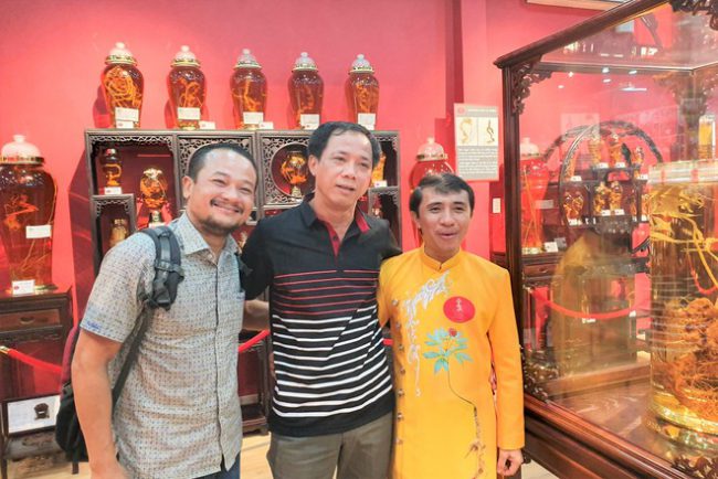 Giám đốc Bảo tàng Sâm Ngọc Linh Nguyễn Tấn Việt (bìa phải) chụp ảnh với du khách đến tham quan