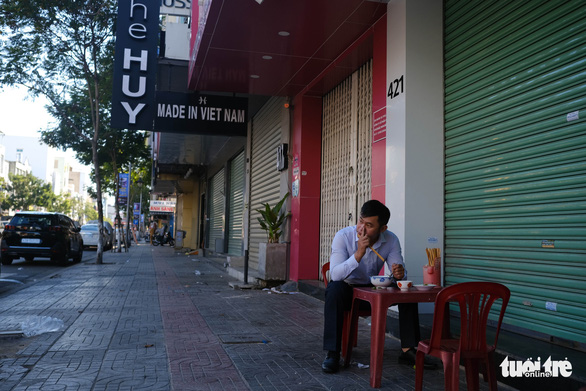 Những cửa hàng sầm uất trên đường Lê Duẩn đóng cửa trong ngày đầu Đà Nẵng giãn cách xã hội - Ảnh: TẤN LỰC