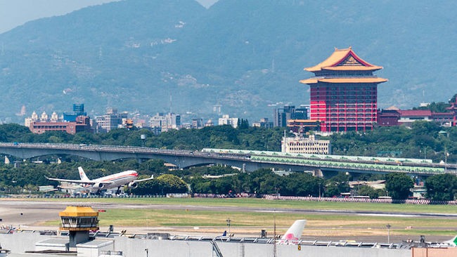 chuyen-bay-long-vong-tren-troi