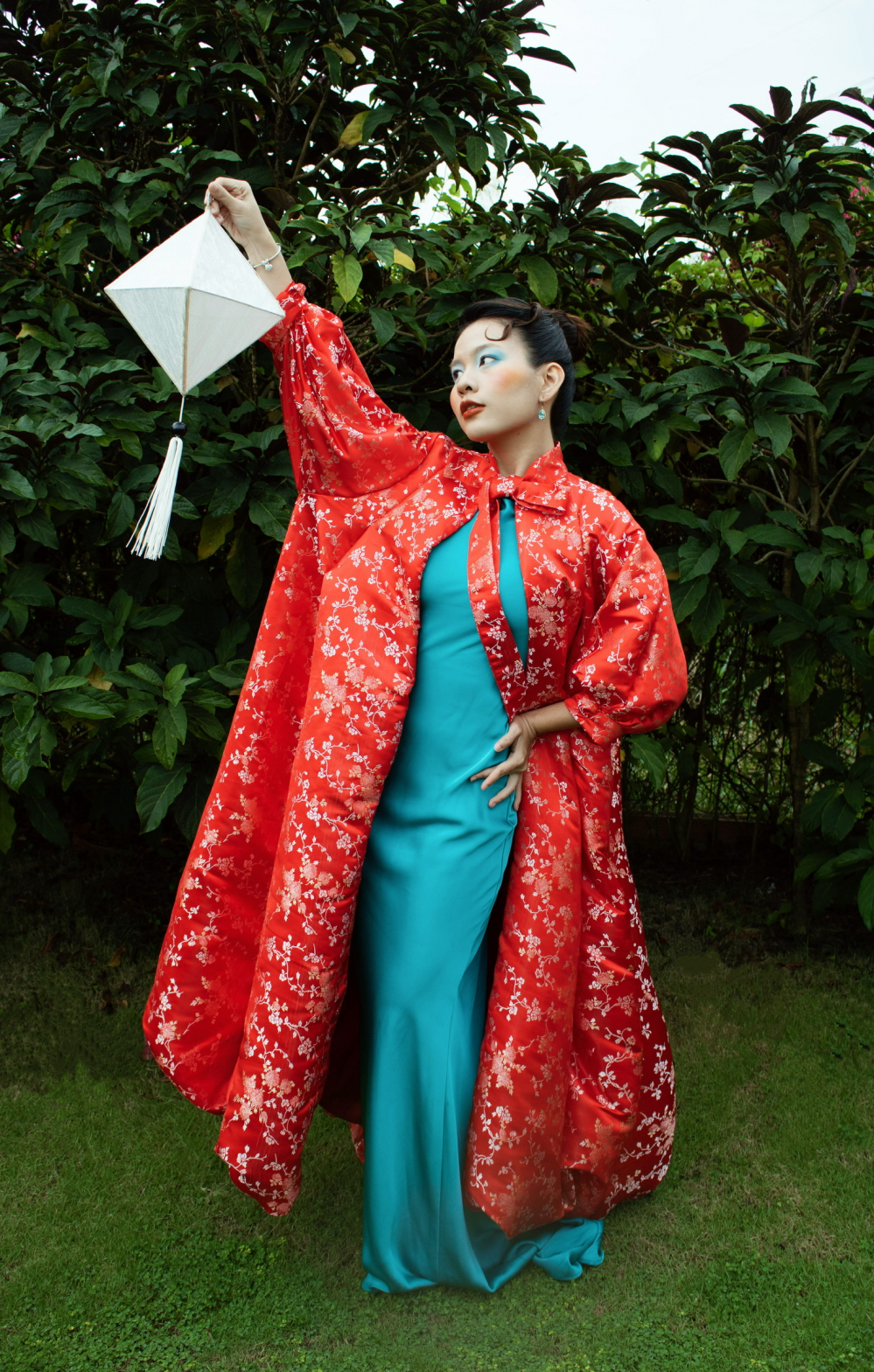 Áo khoác taffeta màu “tím Huế” với vạt trái chồng lên vạt phải theo cấu tạo của áo ngũ thân truyền thống.