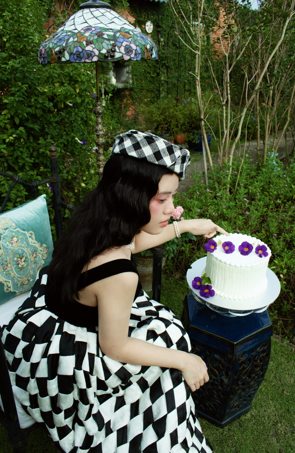 Những ô trắng đen trong thiết kế gợi nhớ đến hoạ tiết đặc trưng của chiếc khăn rằn, một biểu tượng văn hóa, một vật dụng gắn bó mật thiết với người dân miền Tây Nam Bộ.