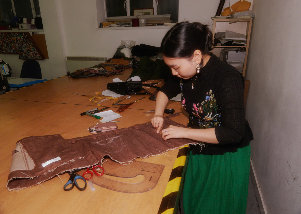 Amilie Phan miệt mài sáng tạo tại xưởng may trong trường đại học ở London.