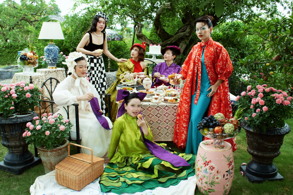 Các cô gái của "Nét Việt muôn nơi" tụ họp trong một buổi tiệc trà Anh thanh lịch, nơi hoa tươi, bình trà, tách trà và tháp bánh tạo nên một không gian tinh tế, tao nhã.