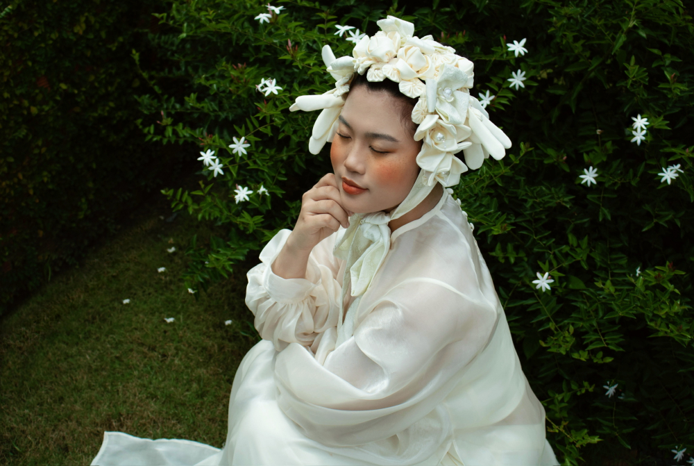 Không bó buộc trong tà áo dài xưa cũ, cô gái Sài Gòn khoác lên mình bộ áo dài cách tân bằng organza tơ óng mỏng tang tựa sương sớm với tay phồng lớn, vừa độc đáo vừa quý phái.