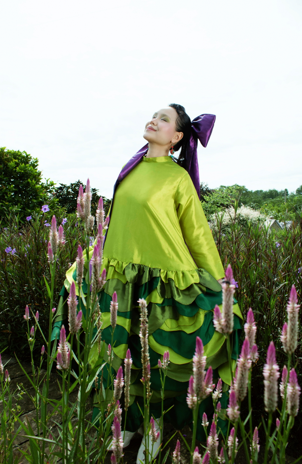 Thiết kế của "Ánh chiều Tây Bắc" có những tùng váy được tạo nên từ những lớp taffeta uốn lượn, phối ba sắc độ xanh lá khác nhau, gợi hình ảnh ruộng bậc thang tầng tầng, lớp lớp, trải dài.