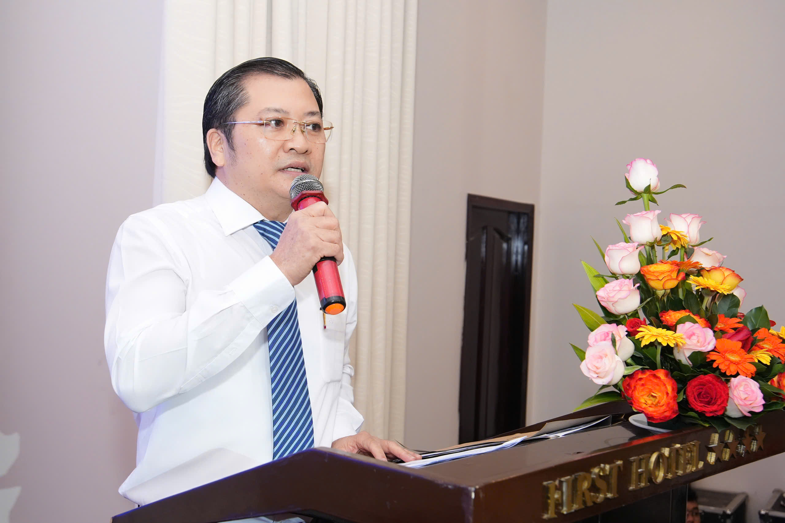 Ông Huỳnh Hồng Mật - Phó Chủ Tịch Hội đồng hương Đà Nẵng tại Tp Hồ Chí Minh phụ trách đồng hương Đà Nẵng thông qua điều lệ hội