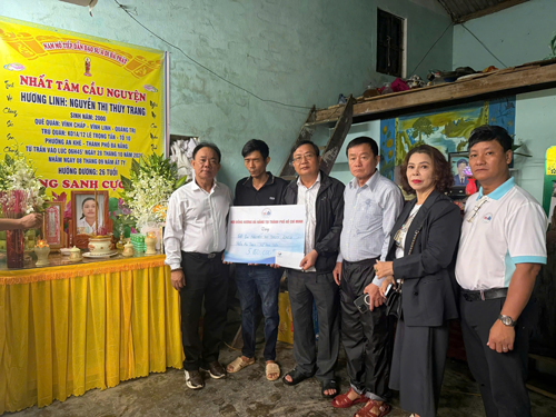 Đoàn cứu trợ Hội đồng hương Đà Nẵng tại TP HCM đến thăm và tặng quà cho gia đình chị Nguyễn Thị Thùy Trang - tử vong do bị lũ cuốn