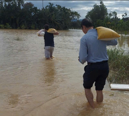 Băng lụt đưa lương thực đến các hộ dân vùng ngập ở phường Điện Bàn, TP Đà Nẵng